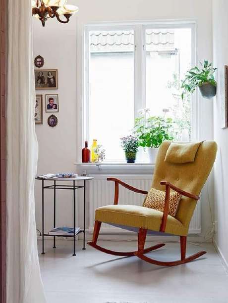43. Decoração simples com cadeira de balanço de madeira com estofado amarelo – Foto: Ideas Casas 43. Decoração simples com cadeira de balanço de madeira com estofado amarelo – Foto: Ideas Casas