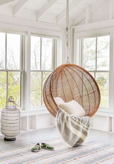 47. Cadeira de balanço suspensa redonda para decoração clean – Foto: Pinterest 47. Cadeira de balanço suspensa redonda para decoração clean – Foto: Pinterest