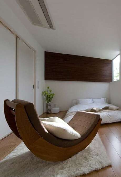 9. Decoração para quarto de casal com tapete felpudo branco e cadeira de balanço moderna de madeira – Foto: Pinosy 9. Decoração para quarto de casal com tapete felpudo branco e cadeira de balanço moderna de madeira – Foto: Pinosy