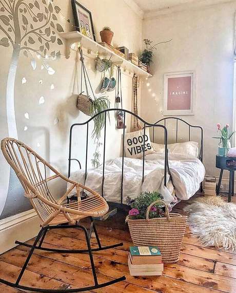 51. Quarto de menina decorado com cadeira de balanço de ferro e vime – Foto: Dee Interior Design 51. Quarto de menina decorado com cadeira de balanço de ferro e vime – Foto: Dee Interior Design