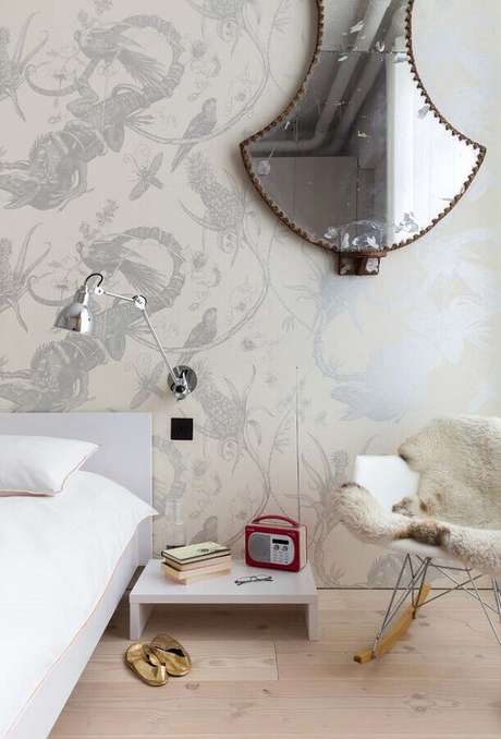 53. Quarto decorado com papel de parede e cadeira de balanço eames – Foto: Decoholic 53. Quarto decorado com papel de parede e cadeira de balanço eames – Foto: Decoholic