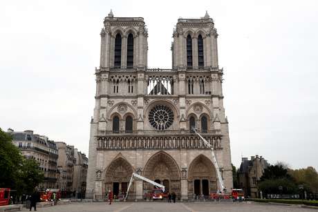 Bombeiros trabalham na Catedral de Notre Dame após incêndio
16/04/2019
REUTERS/Benoit Tessier