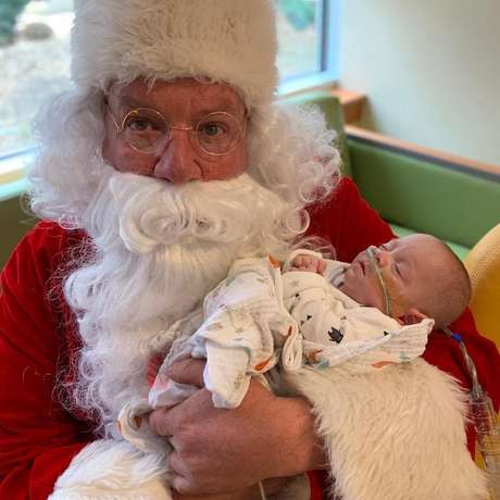 Ele também recebeu a visita do Papai Noel Ele também recebeu a visita do Papai Noel