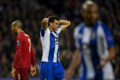 Zagueiro em campo nesta quarta (Foto: AFP) Zagueiro em campo nesta quarta (Foto: AFP)