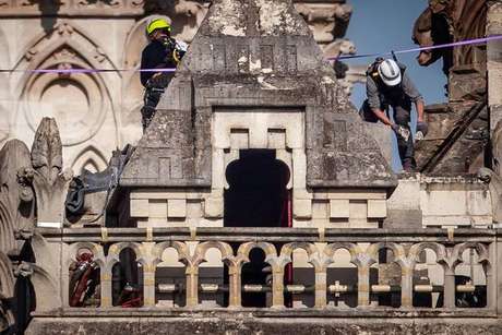 Operários trabalharam para consolidar fachada da Catedral de Notre-Dame após incêndio Operários trabalharam para consolidar fachada da Catedral de Notre-Dame após incêndio