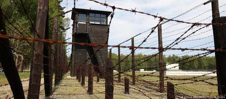 Torre de guarda no antigo campo de Stutthof. Mais de 60 mil pessoas morreram no local entre 1939 e 1945 Torre de guarda no antigo campo de Stutthof. Mais de 60 mil pessoas morreram no local entre 1939 e 1945
