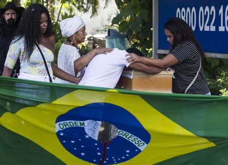 Enterro do catador Luciano Macedo no cemitério do Caju, na Zona Portuária do Rio de Janeiro, vitima dos disparos feitos pelo exército tentando ajudar Evaldo Santos morto com 80 tiros Enterro do catador Luciano Macedo no cemitério do Caju, na Zona Portuária do Rio de Janeiro, vitima dos disparos feitos pelo exército tentando ajudar Evaldo Santos morto com 80 tiros