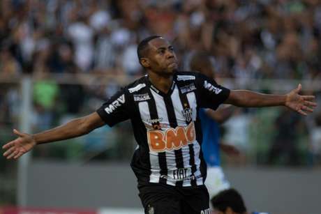 Elias, do Atlético Mineiro, comemora seu gol na partida contra o Cruzeiro