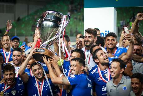 Jogadores do Cruzeiro comemoram o título do Cruzeiro após empate na decisão contra o Atlético-MG Jogadores do Cruzeiro comemoram o título do Cruzeiro após empate na decisão contra o Atlético-MG