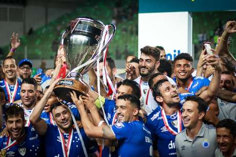 Jogadores do Cruzeiro comemoram o título do Cruzeiro após empate na decisão contra o Atlético-MG