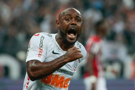 SP - PAULISTÃO/CORINTHIANS X SÃO PAULO - ESPORTES - Vágner Love, do Corinthians, comemora o seu gol durante a partida entre Corinthians e São Paulo, pela 2ª partida da final do Campeonato Paulista 2019, na Arena Corinthians, neste domingo dia 21. O Corinthians venceu por 2 a 1 e sagrou-se tricampeão. Este é o 30ª tÃtulo estadual da equipe