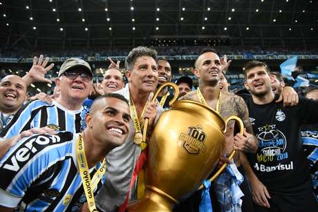 Renato Gaúcho, Alisson e Luan do Grêmio festejam com a taça do título do Grêmio no Campeonato Gaúcho 2019 Renato Gaúcho, Alisson e Luan do Grêmio festejam com a taça do título do Grêmio no Campeonato Gaúcho 2019