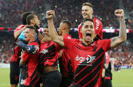 Jogadores do Athletico comemoram título paranaense contra o Toledo