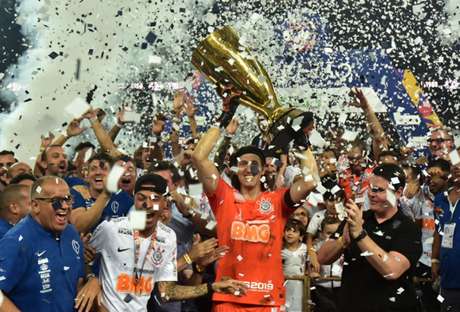 De camisa preta (à esquerda do goleiro Cássio), o deputado Cauê Macris levantou a taça junto com o capitão do Corinthians (Foto: EDUARDO CARMIM/PHOTO PREMIUM) De camisa preta (à esquerda do goleiro Cássio), o deputado Cauê Macris levantou a taça junto com o capitão do Corinthians (Foto: EDUARDO CARMIM/PHOTO PREMIUM)
