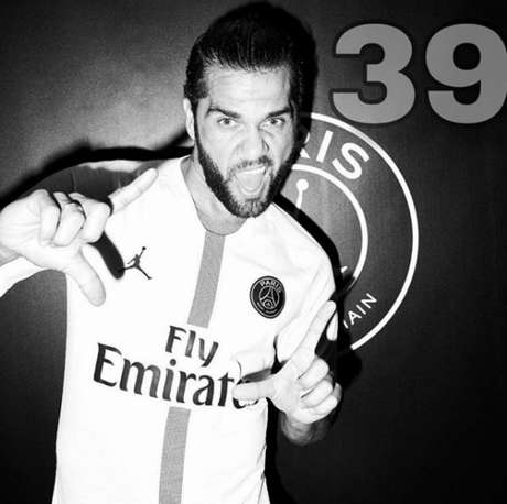 Dani Alves tira onda com seus 39 títulos na carreira (Foto: Divulgação/Instagram) Dani Alves tira onda com seus 39 títulos na carreira (Foto: Divulgação/Instagram)