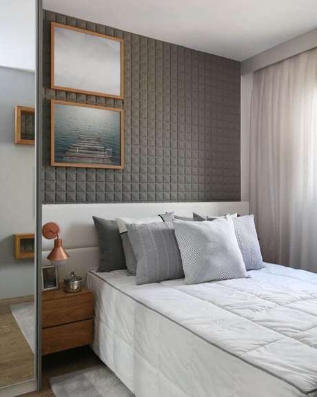 12. O detalhe em 3D para a cabeceira da cama deu mais personalidade para o quarto cinza – Foto: Sesso & Dalanezi Arquitetura