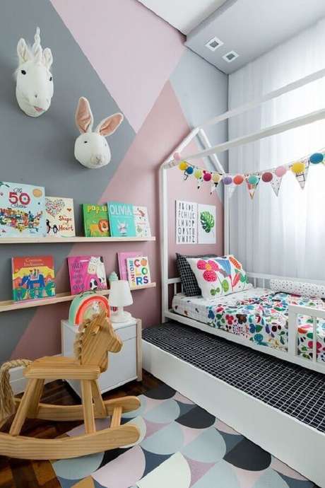 15. Invista em uma decoração divertida e colorida para o quarto cinza infantil – Foto: Pinosy