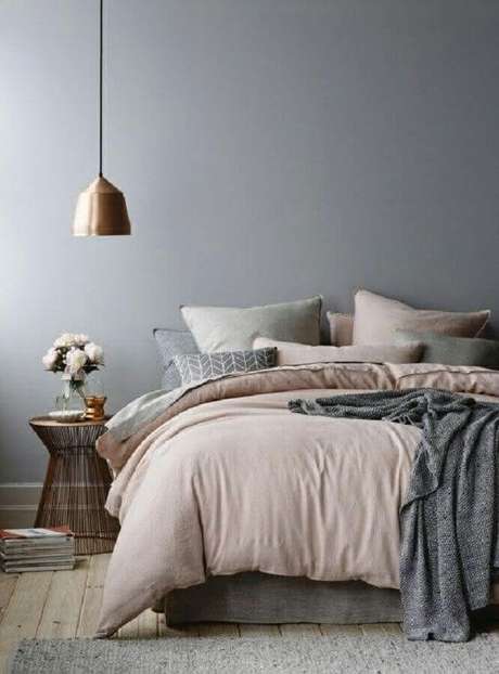21. Quarto cinza e rosa decorado com estilo minimalista e detalhes em rose gold – Foto: TLC Interiors