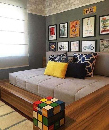 25. Em quartos cinza invista em detalhes decorativos coloridos – Foto: Zozu