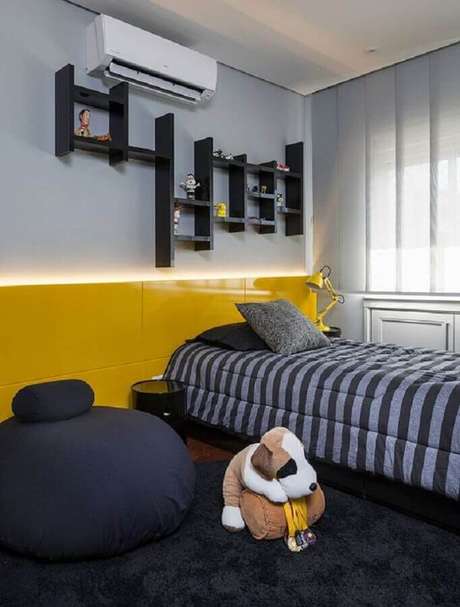 33. Quarto cinza e amarelo moderno decorado com iluminação de LED e puff grande redondo – Foto: Casa de Valentina