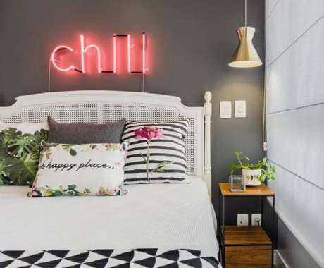 36. Decoração para quarto cinza e branco com letreiro de LED – Foto: Duda Senna