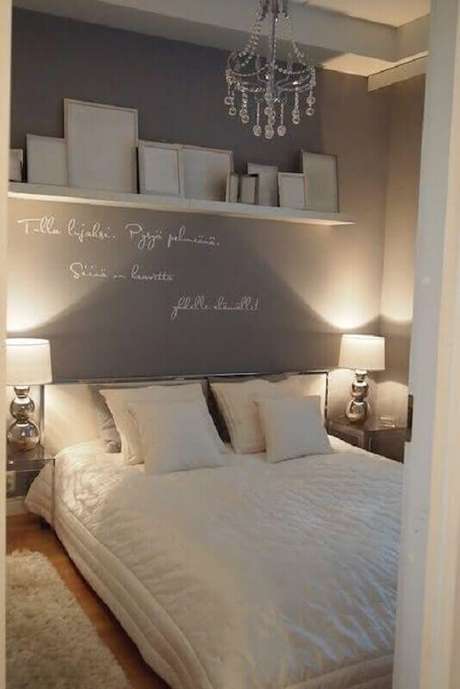 37. É importante que quartos cinza tenham uma iluminação aconchegante – Foto: Casa Decorar