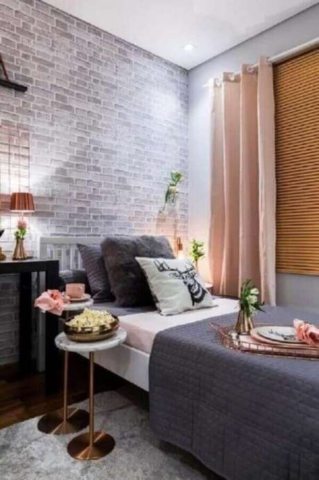 41. Decoração jovem e moderna para quarto cinza e rosa com papel de parede de tijolinho e detalhes em rose gold – Foto: Wood Save