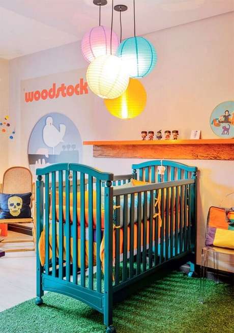 8. A prateleira de madeira para quarto de bebê se harmoniza a diversos estilos de decoração – Foto: Juliana Rodrigues Interiores