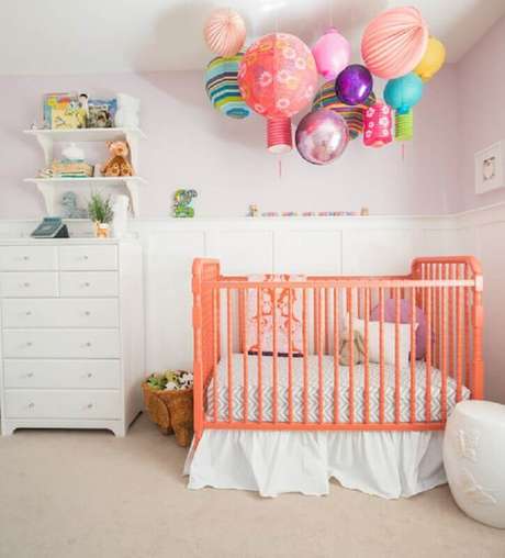 14. A prateleira para quarto de bebê além de ajudar na decoração também ajuda na organização – Foto: Realtor