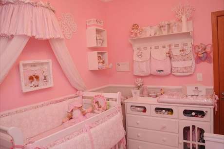 18. Prateleira com varão para quarto de bebê menina todo rosa e branco – Foto: Fernando de Camargo