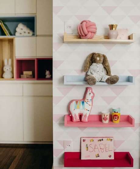 20. Utilize prateleira de madeira para quarto de bebê pintada em cores diversas – Foto: Uebaa Design