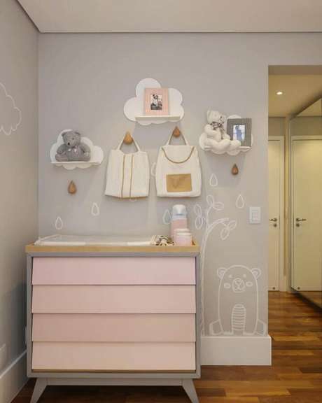 4. Delicada decoração com prateleira para quarto de bebê em formato de nuvem – Foto: Pinterest