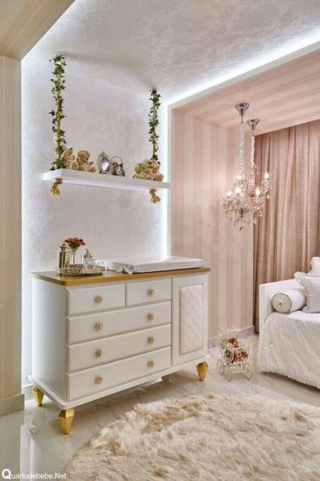 29. A prateleira suspensa para quarto de bebê decorada com folhagens levou um toque super delicado e romântico para a decoração – Foto: Levitrabook