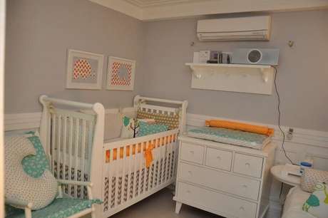 30. Decoração simples utilizando prateleira com gancho para quarto de bebê – Foto: Karla Marques