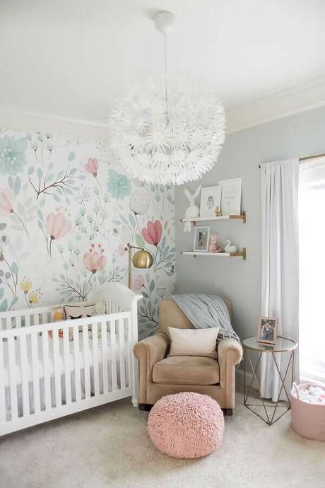 33. Delicada decoração com papel de parede floral e prateleira para quarto de bebê – Foto: Home Decorating