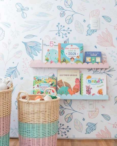 38. A prateleira colorida para quarto de bebê é sinal de uma decoração personalizada – Foto: Zozu