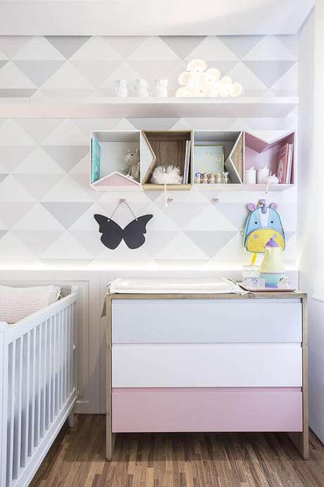 39. Decoração com nichos e prateleiras para quarto de bebê moderno em tons pastéis – Foto: Pinterest