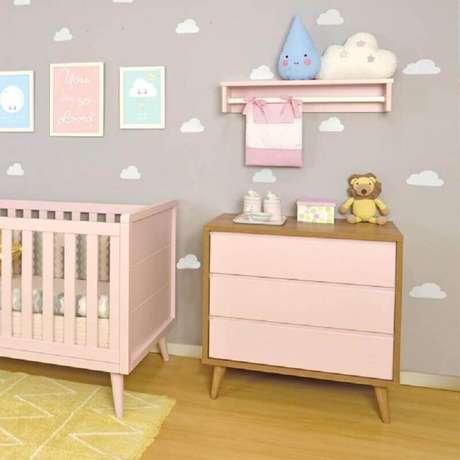 53. Prateleira com varão para quarto de bebê cinza e rosa decorado com papel de parede com estampa de nuvens – Foto: InterCasa Moveis