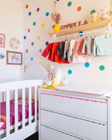 58. Aqui a prateleira de madeira para quarto de bebê deixou o ambiente mais aconchegante – Foto: Blog da Giovanna