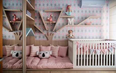 65. Invista em modelos de prateleira para quarto de bebê que vão ajudar a incrementar a decoração – Foto: Pinterest