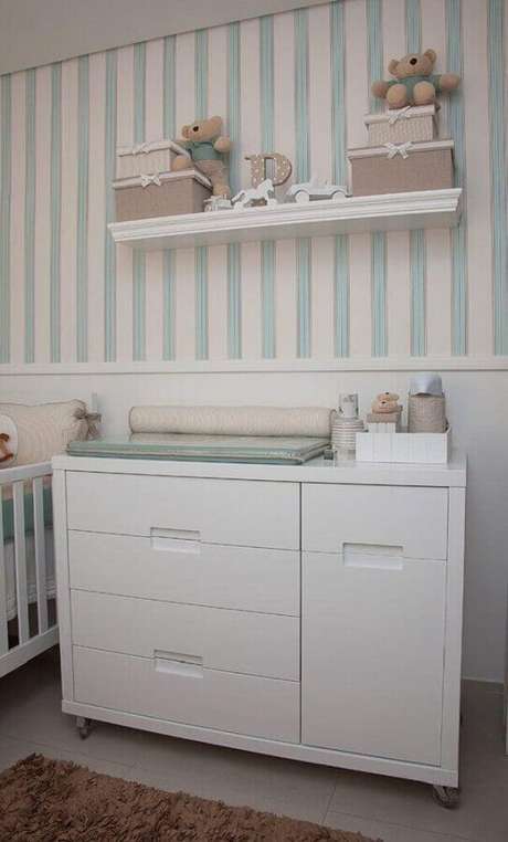 69. Modelo simples de prateleira para quarto de bebê decorado com papel de parede listrado – Foto: Pinterest