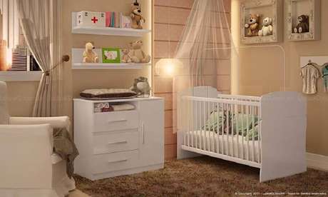 70. Decoração em tons neutros com prateleira para quarto de bebê – Foto: Montacasa