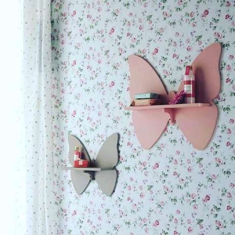 71. Prateleira em formato de borboleta para decoração de quarto de bebê – Foto: Pinterest