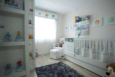 72. Decoração com prateleira para quarto de bebê todo branco com detalhes coloridos – Foto: Kali Arquitetura