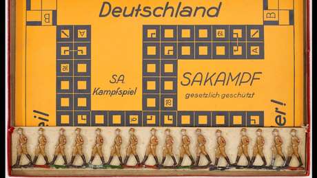 No jogo de tabuleiro Sakampf, de cunho antissemita, o objetivo era destruir a democracia alemã