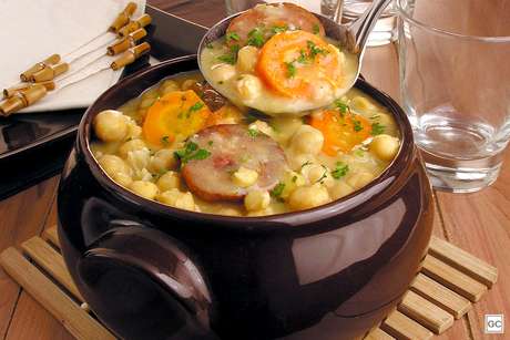 Sopa de grão-de-bico colorida