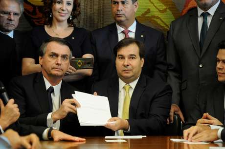 Bolsonaro e Maia mostram a proposta de reforma da Previdência enviada pelo governo ao Congresso&10;20/02/2019&10;Luis Macedo/Câmara dos Deputados/Divulgação via REUTERS