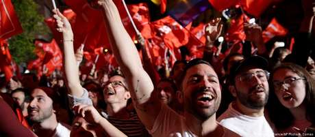 Adeptos do PSOE festejam nas ruas de Madri Adeptos do PSOE festejam nas ruas de Madri