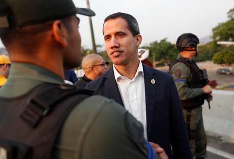 Juan Guaidó afirma ter apoio de boa parte de militares para derrubar o governo de Nicolás Maduro