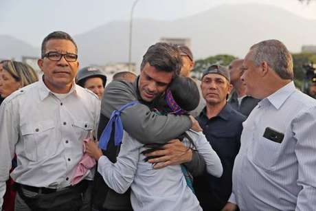 Leopoldo López abraça manifestante após deixar prisão domiciliar Leopoldo López abraça manifestante após deixar prisão domiciliar
